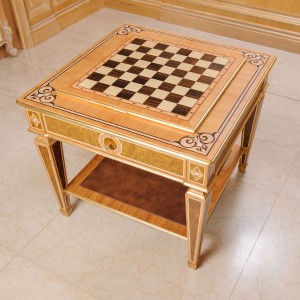 Столик для игры в шахматы